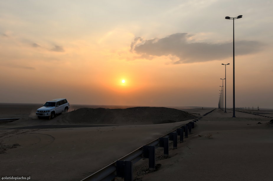Zagubiona autostrada na pustyni w Kuwejcie