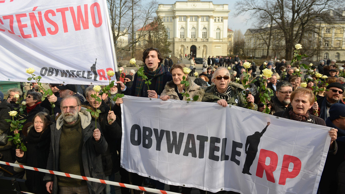 W nocy z czwartku na piątek dwóch mężczyzn włamało się na teren miasteczka namiotowego Obywateli RP. Doszło do szarpaniny, jeden z działaczy został zaatakowany gazem. - Dochodzi niestety do eskalacji takich zachowań. To zdarza się coraz częściej - mówi Onetowi Kajetan Wróblewski z Obywateli RP.