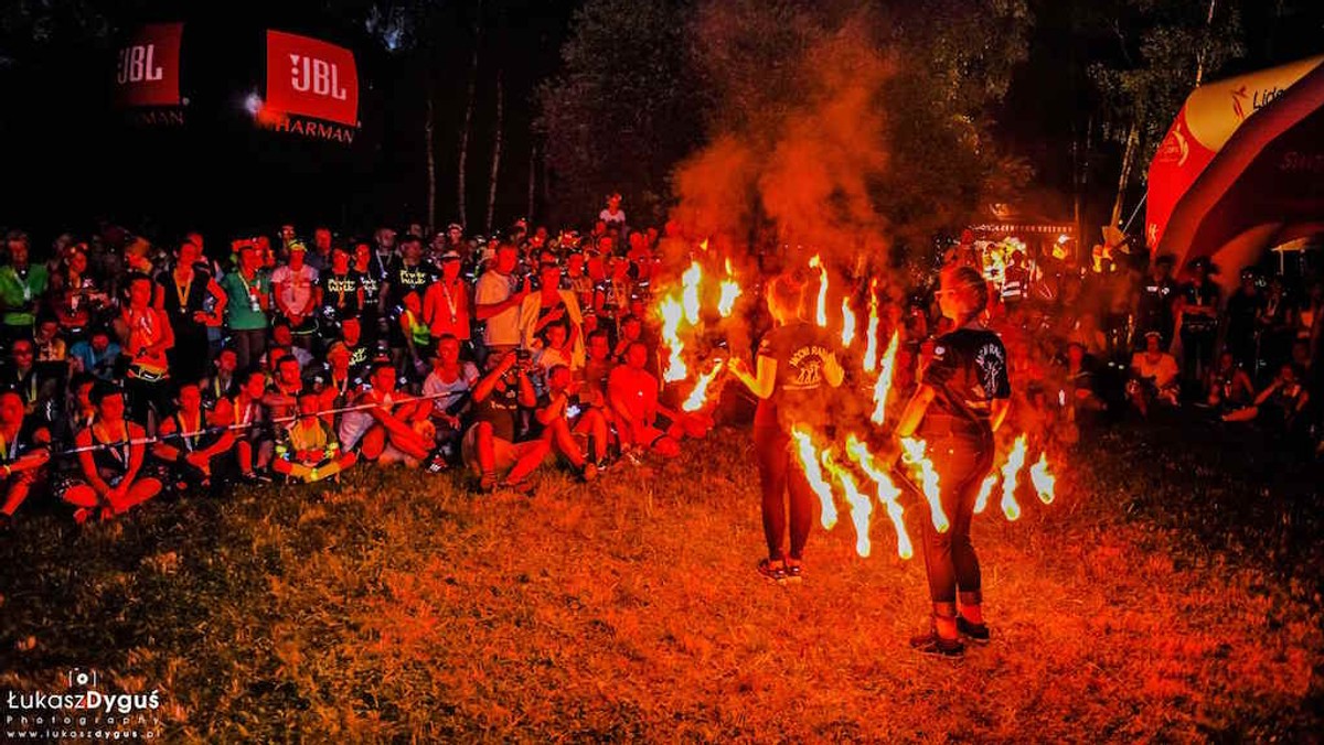 Jeśli ktoś jeszcze szuka pomysłu na spędzenie pierwszego weekendu lata, MK team ma dla niego propozycję. Siemianowicki Festiwal Świetlików, w ramach którego każdy – niezależnie od wieku – znajdzie coś dla siebie. Biegowa impreza organizowana jest w uroczym miejscu, w okolicach Stawu Rzęsa, a jej finałem będą biegi dla dorosłych w świetle gwiazd. Zapisy trwają do 11 czerwca.