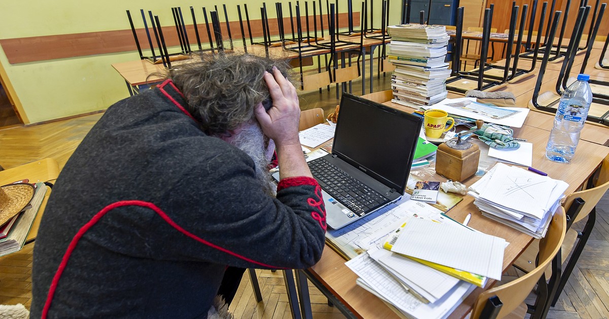 Włodek pracuje 60 godzin w tygodniu. "Dyrektorom opłaca się dociążyć nauczyciela"