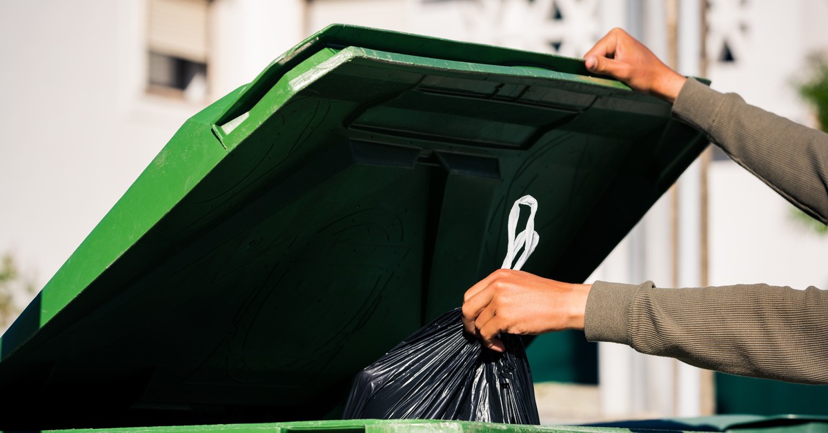 Opłaty za odpady po nowemu. Śmieci znów będą lądować w lasach i piecach