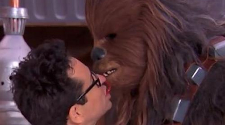 Így csókolózik Csubakka a Star Wars rendezőjével - Videó