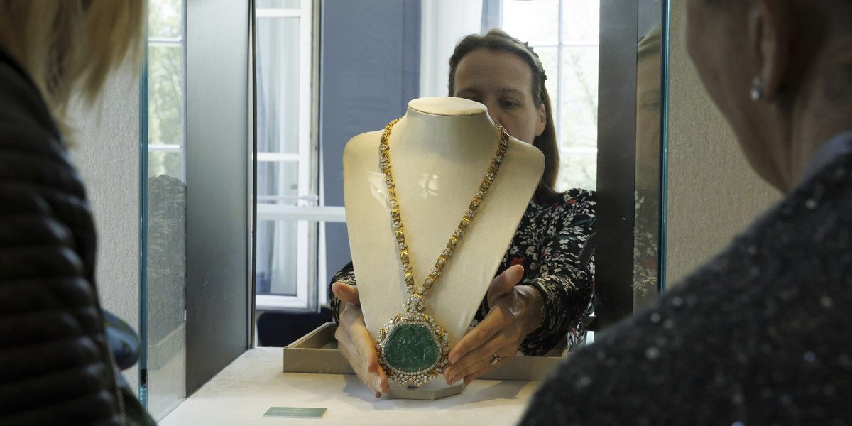 Szmaragdowo-diamentowy naszyjnik autorstwa Harry'ego Winstona jest częścią kolekcji biżuterii zmarłej austriackiej miliarderki Heidi Horten. Dom aukcyjny Christie's w Genewie, Szwajcaria, 8 maja 2023 r.