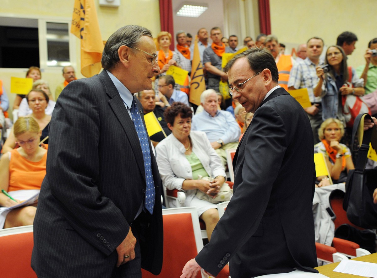 Senator PiS Zbigniew Romaszewski  i były szef Centralnego Biura Antykorupcyjnego Mariusz Kamiński (P) podczas XXI sesji Rady m.st. Warszawy