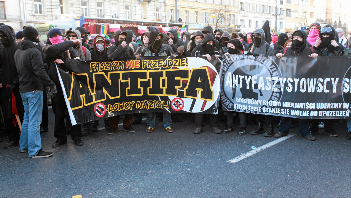 Anarchiści i lewacy chwalą się w internecie brutalnymi napadami i pobiciami osób posądzanych o prawicowe sympatie, wymieniają informacje o sposobach prowadzenia bójek z policją. "Rzeczpospolita" dotarła do zamkniętego forum działaczy polskiej Antify, gdzie członkowie chwalą się m.in. pobiciem kobiety. "Szybka podbitka, seria kopów, nazik zglebowany" - pisze jeden z nich.