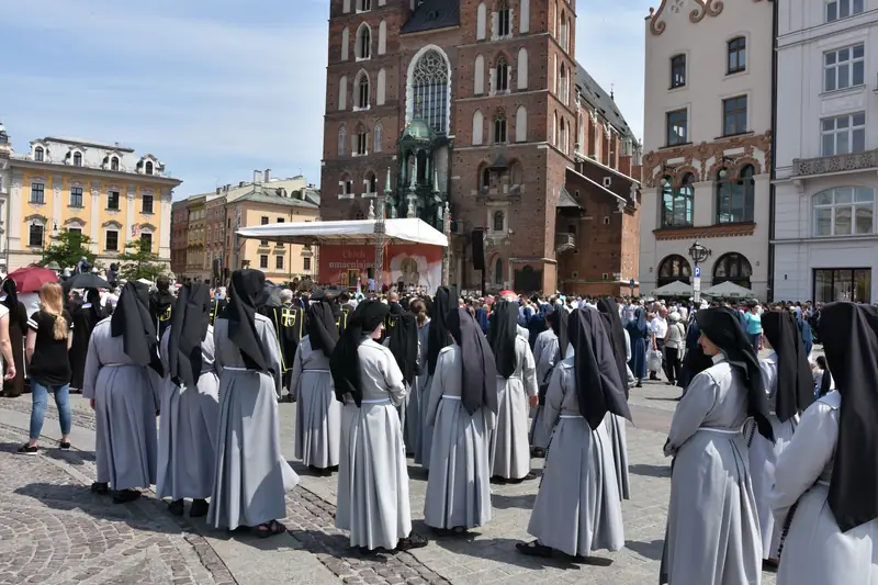 Siostry oddają także swoją emeryturę Fot. Albin Marciniak/East News