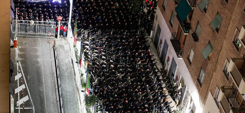 Niepokojące sceny we Włoszech. Setki młodych wykonujących faszystowski gest