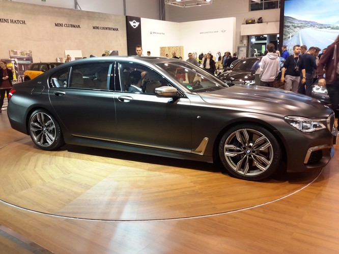 W Poznaniu polskiej premiery doczekał się flagowy model BMW M760Li xDrive. Cena? Grubo ponad pół miliona złotych. Topową wersję będzie napędzał 12 cylindrowy silnik benzynowy, o mocy (podobnej jak w przypadku Juke’a-R) 600 KM.