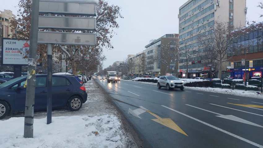 Ulice bez snega, ali oprez, klizavo je!