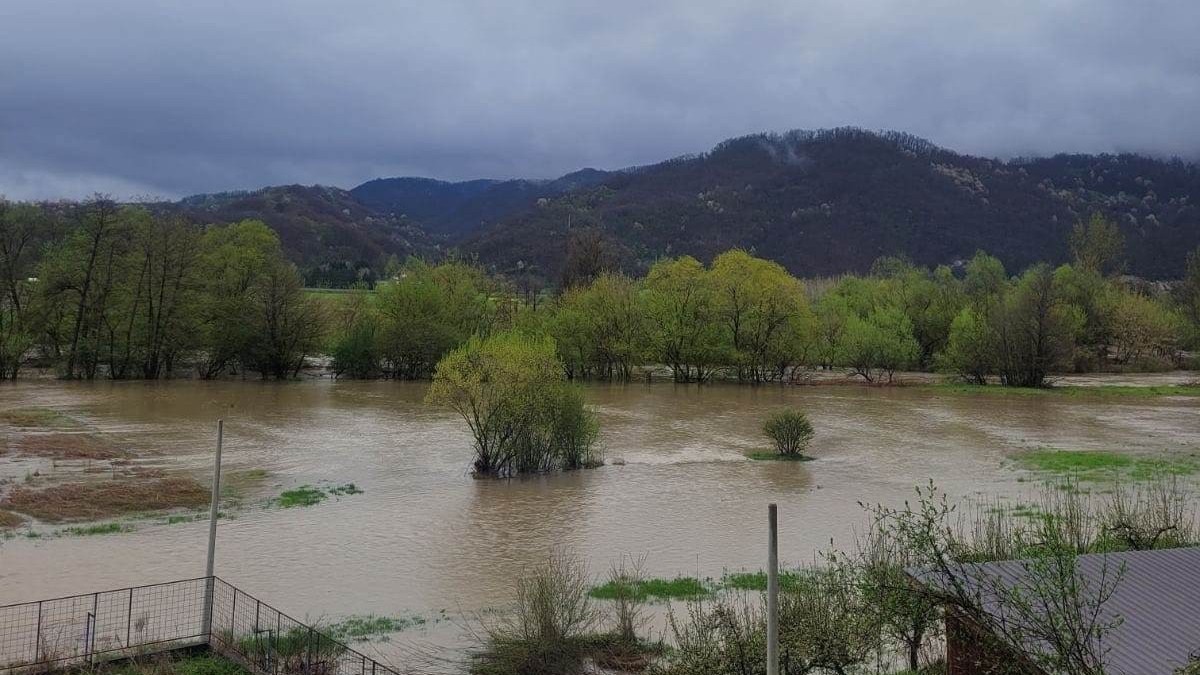 Izlila se Zapadna Morava, meštani strepe: "Ako kiša nastavi, u opasnosti smo"