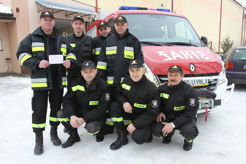 Strażacy zbierają pieniądze dla kolegi, któremu spalił się dom