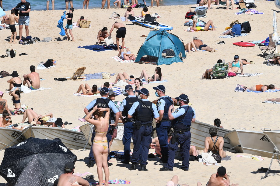 Policjanci z Nowej Południowej Walii kontrolują przestrzeganie przepisów przez plażowiczów, Sydney, 12 września 2021 r.