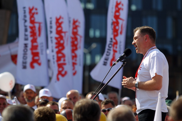 Przewodniczący NSZZ "Solidarność" Piotr Duda podczas obchodów 35. rocznicy powstania NSZZ "Solidarność" przed Europejskim Centrum Solidarności w Gdańsku,