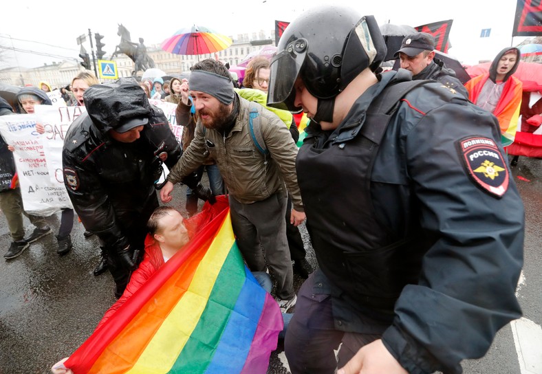 Policjanci zatrzymują aktywistę LGBT w Petersburgu, Rosja, 1 maja 2018 r.