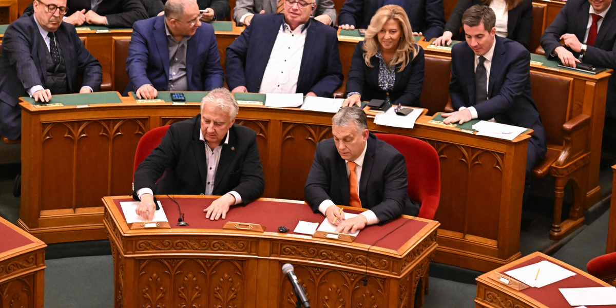 Węgierski parlamentu głosował w poniedziałek nad przystąpieniem Finlandii do NATO. W przodu po prawej premier Węgier Viktor Orban, 27 marca 2023 r.
