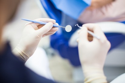 Meddig vérezhet bölcsességfog műtét után a seb? Az orvos válaszol