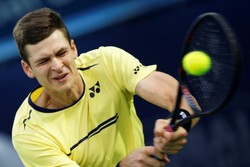 Hurkacz postawił się Tsitsipasowi, ale tylko w dwóch setach. Trzeciego przegrał z kretesem