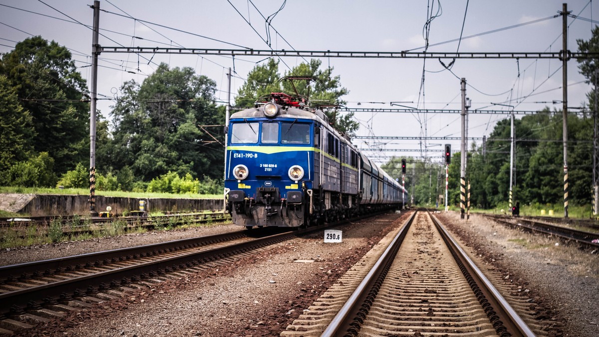 PKP Cargo ma za sobą bardzo trudny pierwszy kwartał. Zysk netto spadł o 69 proc. r/r do 18 mln zł, a przychody operacyjne o 14 proc. do 896 proc. To wina górników z JSW i Kompanii Węglowej oraz wojny na Ukrainie. Jednak spółce udało się minimalnie zwiększyć udziały w rynku i pozostać liderem przewozów towarowych w Polsce.