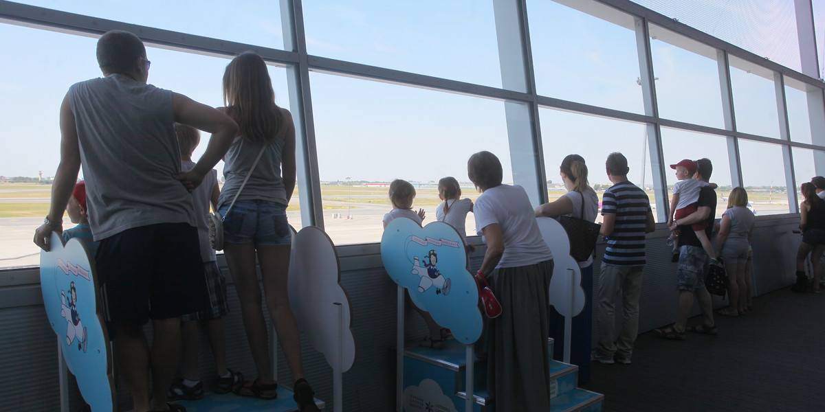 Rodzice apelują do władz lotniska Chopina: Chcemy więcej podestów dla dzieci!