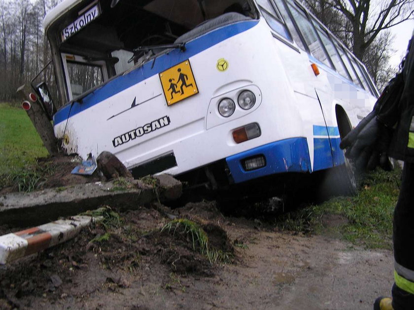 Wypadek busa z dziećmi