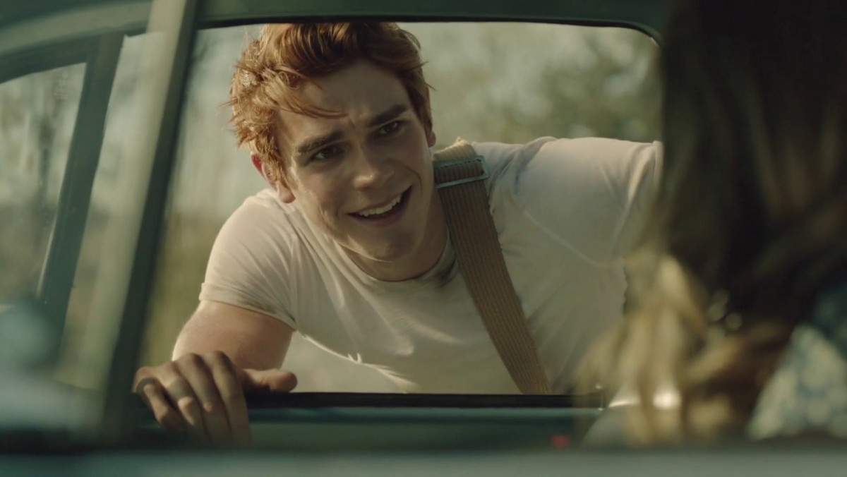 KJ Apa, gwiazdor serialu dla młodzieży "Riverdale", miał wypadek samochodowy. 20-letni aktor podobno zasnął za kierownicą po 16-godzinnym dniu pracy na planie produkcji. Apa nie odniósł żadnych obrażeń.