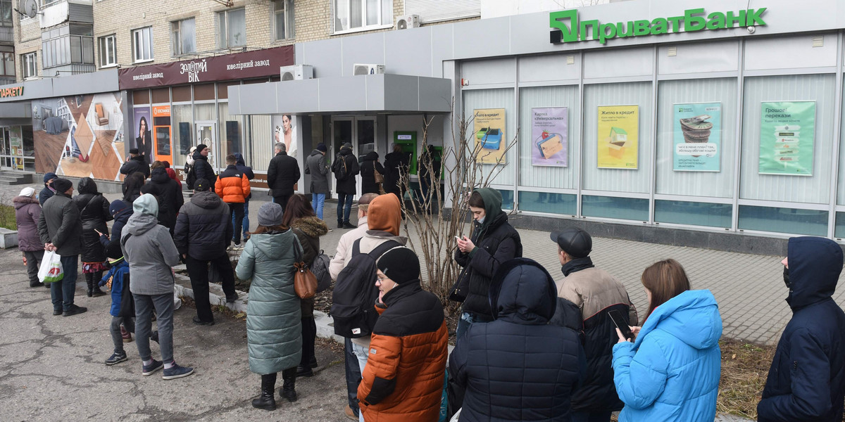 Rosja zaatakowała Ukrainę, przerażeni ludzie ruszyli do banków. 