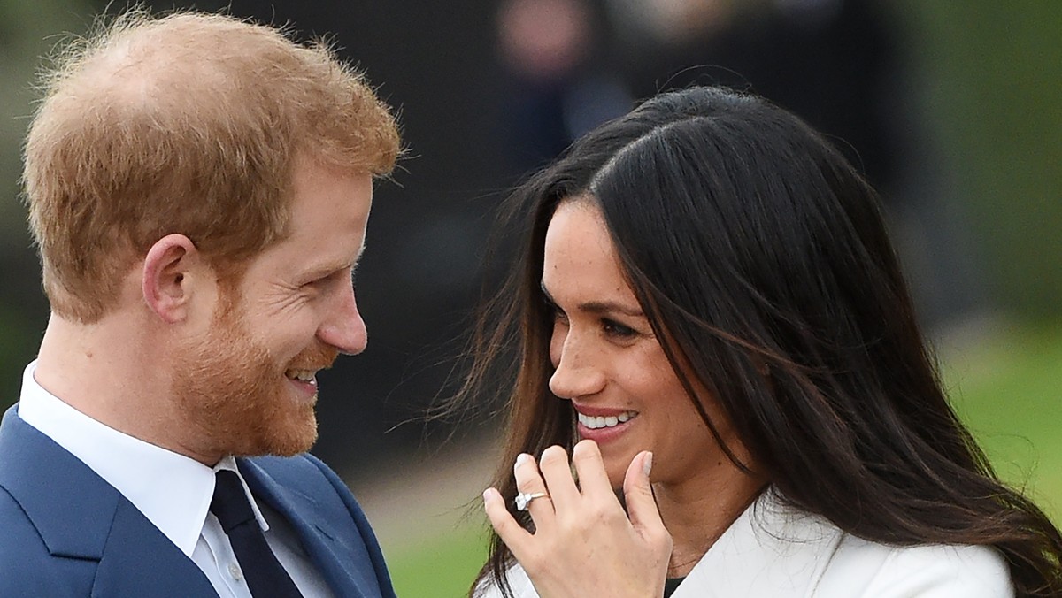 Pierścionek zaręczynowy, który książę Harry wręczył Meghan Markle został wykonany z diamentu z Botswany oraz dwóch kamieni z broszki należącej do księżnej Diany. Książę wykorzystał też żółte złoto.