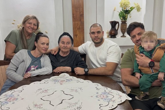 SLAVLJE U DOMU DEJANA DRAGOJEVIĆA Porodica bila u raskolu, a sada su svi na okupu za stolom, obratio se njoj: "Svake godine sve više zaboravlja"