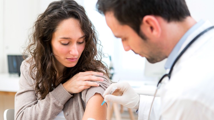 Akár felnőttként is érdemes lehet felvenni a HPV elleni oltást