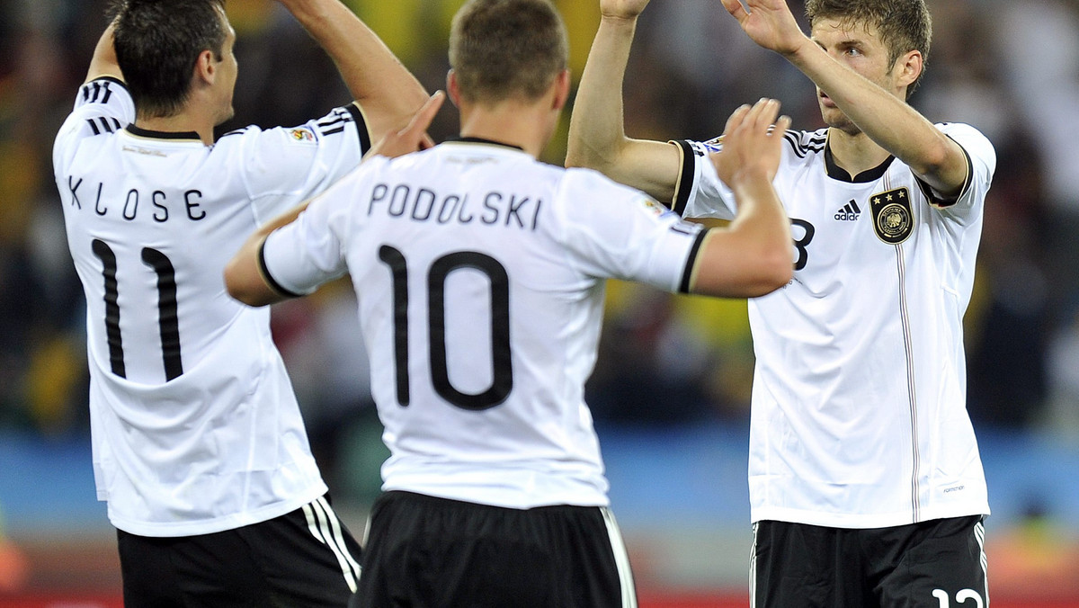 W swoim pierwszym meczu na piłkarskich mistrzostwach świata Niemcy gładko 4:0 pokonali Australię. W piątek urodzeni w Polsce Miroslav Klose i Lukas Podolski sprawdzą szczelność serbskiej obrony. Tego dnia zagra także Słowenia z USA i Anglia z Algierią.
