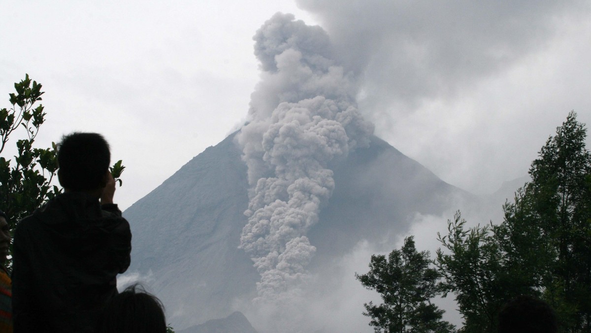 Leżący w środkowej części indonezyjskiej wyspy Jawy wulkan Merapi ponownie wybuchł. Erupcja była bardzo silna, lecz według pierwszych doniesień nie ma ofiar. Władze nakazały ewakuację osób mieszkających w promieniu 15 km od wulkanu.