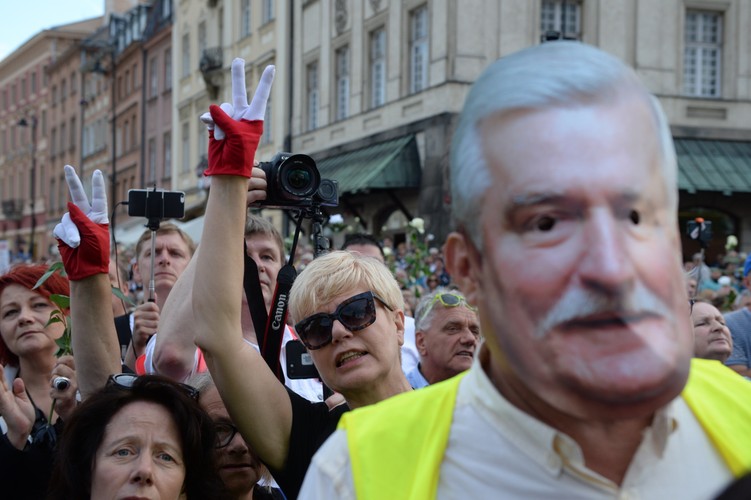 Uczestnicy kontrmanifestacji gromadzą się na pl. Zamkowym
