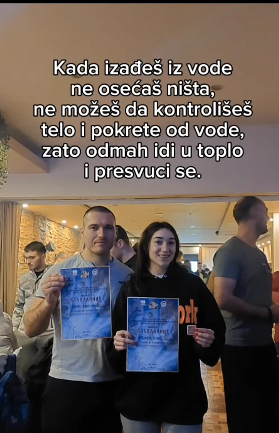 Fitnes liznakinja plivala sa dečkom za Lasni krst