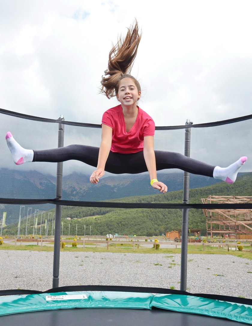 Dziecko skacze na trampolinie