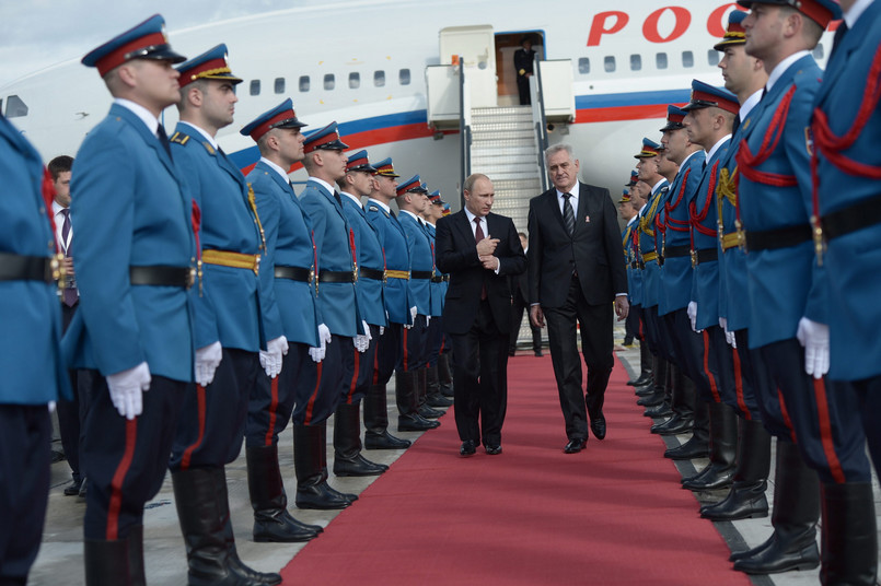 Serbia w Rosji ma wielkiego i szczerego przyjaciela - powiedział Władimirowi Putinowi prezydent Serbii. Tomislav Nikolić zwrócił uwagę, że jego kraj bardzo ceni zaangażowanie Rosji w zachowanie suwerenności i integralności terytorialnej Serbii zwłaszcza, jeśli chodzi o Kosowo. Dlatego też - według Nikolića - Serbia nie ma moralnych dylematów i nie ma mowy o żadnym kompromisie czy złym zachowaniu wobec Rosji.