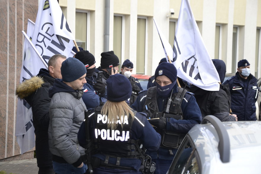 Początek sprawy lidera Agrounii. Protest rolników przed zgierskim sądem