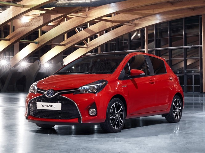 Nowy Yaris został zaprezentowany w 2015 roku na targach we Frankfurcie i od razu trafił do salonów. Cena nieprzekraczająca 64 tys. zł może oznaczać tylko jedno - mamy do czynienia z najtańszym samochodem hybrydowym na rynku. W tej cenie otrzymujemy 5- drzwiowe auto, więcej niż przyzwoite wyposażenie i spalanie w mieście określane przez producenta na poziomie 3,1 litra/100 km. Jest to najniższy wynik wśród wszystkich hybryd niepobierających energii z zewnątrz (wg ADEME).
<br>
Wersja Hybrid została wyposażona w układ napędowy wykorzystujący dwa silniki - 1,5 litrowy benzynowy oraz elektryczny. Akumulator ładowany jest energią odzyskiwaną podczas hamowania i nie wymaga doładowywania z sieci energetycznej, co więcej umożliwia przejechanie dystansu 2 kilometrów wyłącznie na silniku elektrycznym. Napęd przekazywany jest za pomocą przekładni automatycznej E-CVT, a łączna moc układu to 100 KM.
<br>
Zgodnie z cennikiem wersja hybrydowa Yarisa jest tańsza o 3 tys. zł w porównaniu do odmiany diesla napędzanej silnikiem 1,4 D-4D o mocy 90 KM. Już podstawowa wersja tej najtańszej na rynku hybrydy wyposażona jest w systemy wspomagające kierowcę, lampy halogenowe, projektorowe światła główne, kurtyny powietrzne i poduszkę kolanową kierowcy oraz dwustrefową klimatyzację.
<br>
Menadżerowie flot i użytkownicy Yarisa docenią zapewne, że obecność technologii hybrydowej na pokładzie nie wpłynęła w żaden sposób na pojemność bagażnika. Ta wynosi 286 litrów, podobnie jak w odmianach z napędem tradycyjnym.
<br>
Liczba sprzedanych egzemplarzy Yaris Hybrid zwiększyła się w stosunku do ubiegłorocznej o 30 proc., a udział hybryd w całej sprzedaży tego modelu wyniósł 11 proc.