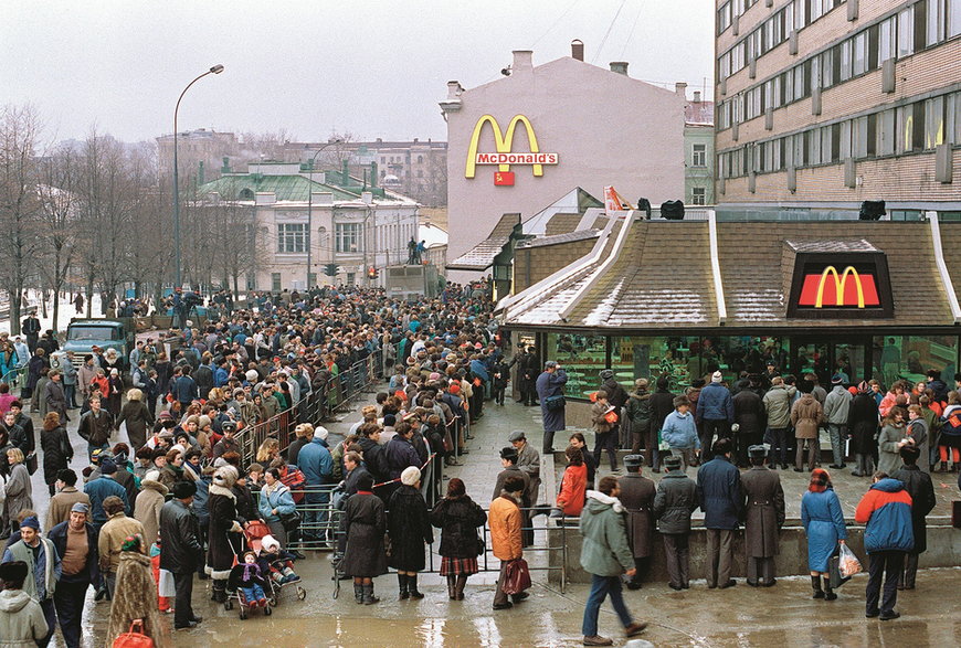 W wyniku rosyjskiej agresji na Ukrainie z Rosji wycofały się setki firm, wśród nich sieć McDonald’s, której pierwszy lokal w Moskwie otwarty w 1990 roku był symbolem wkroczenia kapitalistycznego świata do Związku Radzieckiego