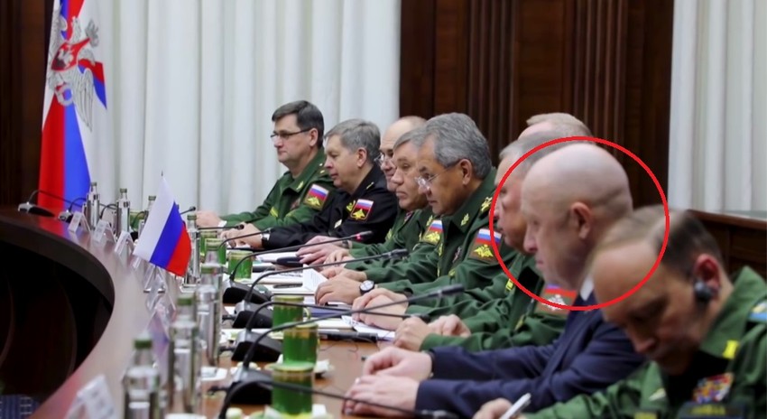 Jevgenij Prigožin (u krugu) sa ruskim zvaničnicima odbrane