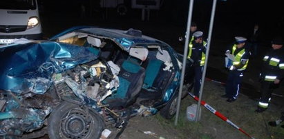 Auto pod ciężarówką. Dwie osoby zabite, trzy walczą o życie