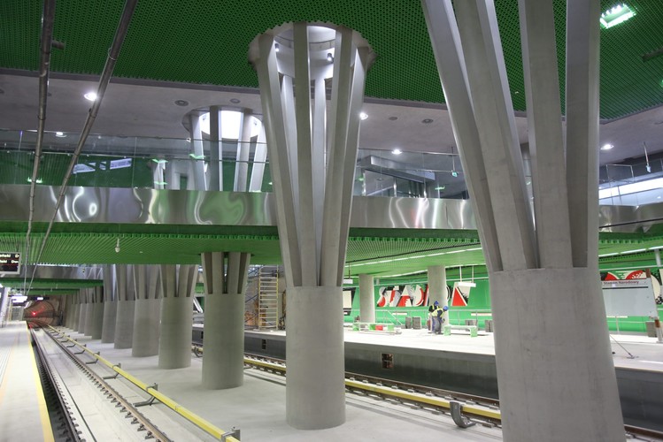 Stacja II linii metra Stadion Narodowy, podczas prezentacji mediom stanu infrastruktury metra, 25 bm. w Warszawie. Przedstawiciele mediów zostali zaproszeni w związku z pojawiającymi się nieścisłymi informacjami na temat przecieków w tunelach.<br><br> (zuz) PAP/Leszek Szymański