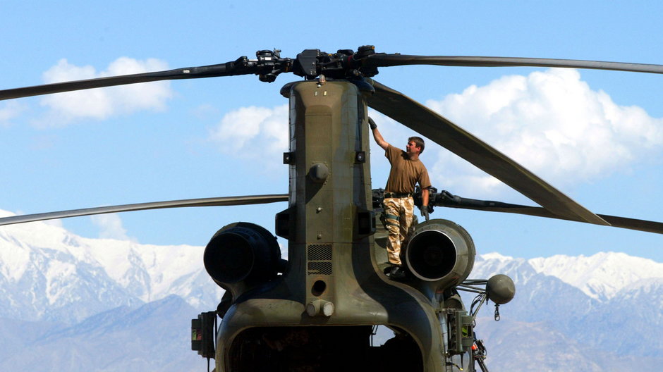 Brytyjski helikopter w bazie Bagram w Afganistanie, marzec 2002 r.