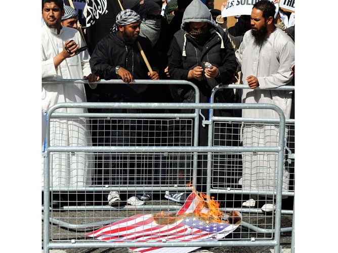 W Londynie w momencie minuty ciszy o 15.46, protestujący pod ambasadą muzułmanie spalili amerykańską flagę.