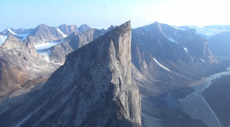 A Mount Thor Kanadában található, a világ legmagasabb függőleges szakadékát alkotja
