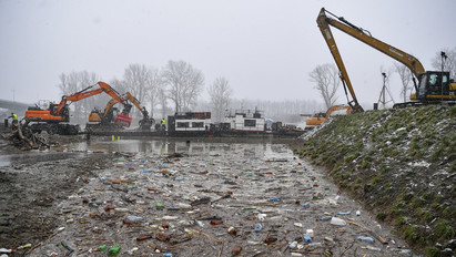 Hatvan tonna hulladéktól szabadították meg a Tiszát