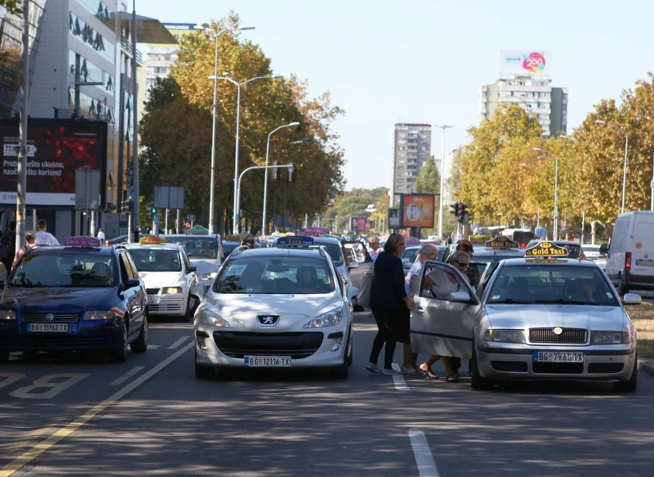 Taksisti primaju građane do centra