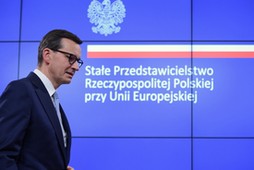 Bruksela, Belgia, 22.10.2021. Premier Mateusz Morawiecki bierze udział w konferencji prasowej w Brukseli, 22.10.2021 r. po dwudniowym posiedzeniu Rady Europejskiej, na którym szefowie państw i rządów rozmawiali m.in. o wzroście cen energii, kwestiach związanych z praworządnością i handlem, polityce migracyjnej i walce z pandemią. Fot. PAP/Marcin Obara