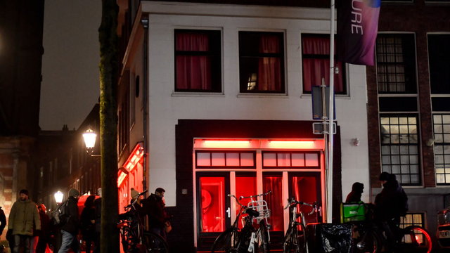 Betilthatják a nyilvános füvezést az amszterdami vörös lámpás negyedben: ez áll a háttérben