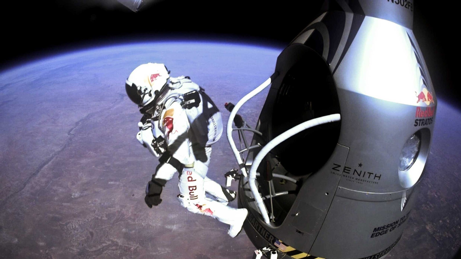 Rakúsky extrémny športovec Felix Baumgartner.