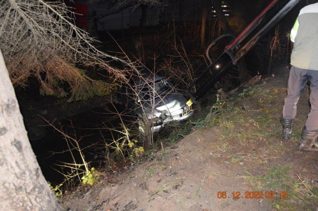 Vodič prešiel naprieč kruhovou križovatkou a skončil v potoku.